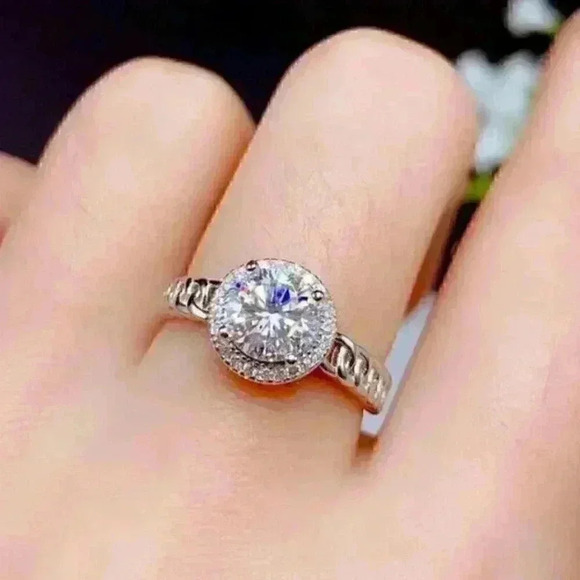 New 925 Silver Sim. Diamond Ring - Picture 7 of 8